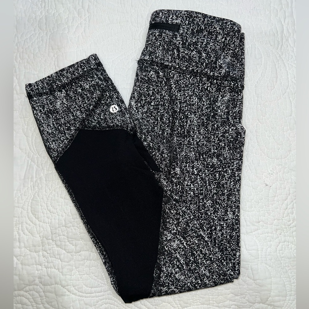 LULULEMON PACE RIVAL MESH CROP 22”LEGGINGS SIZE 2 WHITE AND  BLACK COLOR EUC - Picture 2 of 9